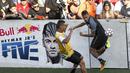 Neymar saat memamerkan skill melewati lawannya pada laga sepak bola mini yang merupakan bagian dari  Neymar Junior Institute project di  Praia Grande, Sao Paulo, Brasil, (9/7/2016). (AFP/Miguel Schincariol)