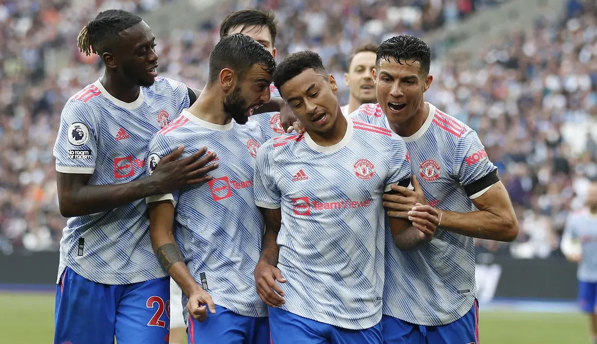 Manchester United memetik kemenangan dramatis atas tuan rumah West Ham United 2-1 dalam laga pekan ke-5 Liga Inggris 2021/2022 di The London Stadium, Minggu (19/9/2021). Gol Jesse Lingard dan aksi David De Gea meredam eksekusi penalti jadi penentu hasil tersebut. (AFP/Ian Kington)