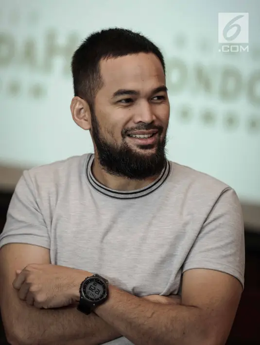 Teuku Wisnu memberikan keterangan terkait kelahiran anak ketiganya di RS Pondok Indah, Jakarta, Kamis (19/4). Bayi berjenis kelamin perempuan ini diberi nama Cut Shafiyyah Mecca Al-Fatih. (Liputan6.com/Faizal Fanani)