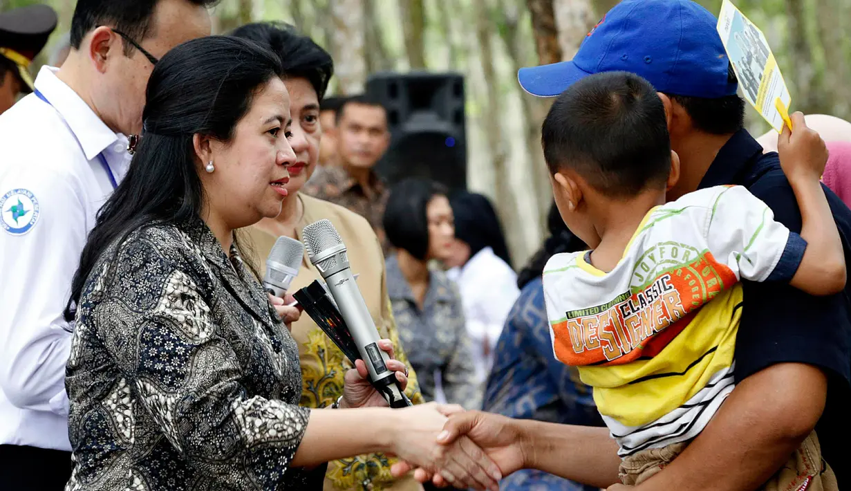 Menko Bidang Pembangunan Manusia dan Kebudayaan, Puan Maharani bersalaman dengan warga usai membagikan Kartu Indonesia Sehat kepada para pekerja di Kabupaten Deli Serdang, Sumatera Utara, Sabtu (18/4/2015). (Liputan6.com/Pool)