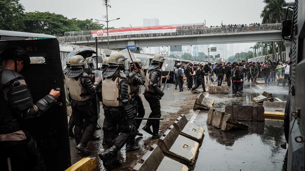 FOTO: Aksi  Demo DPR 25 Agustus, Massa Bentrok dengan Aparat