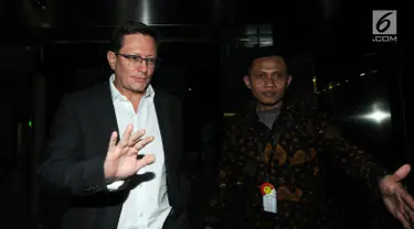 CEO PT Airbus Group Indonesia, Laurent Godin usai menjalani pemeriksaan di Gedung KPK, Jakarta, Jumat (20/4). Laurent diperiksa sebagai saksi untuk tersangka mantan Dirut PT Garuda Indonesia Emirsyah Satar. (Merdeka.com/Dwi Narwoko)