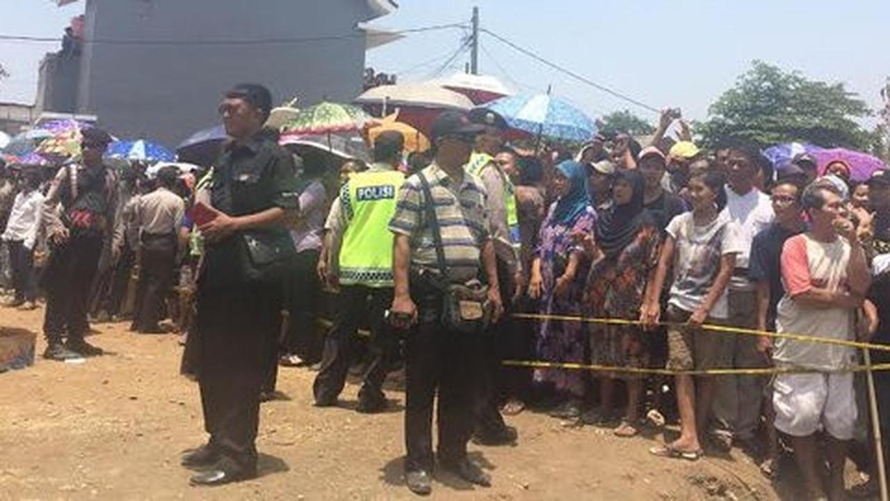 Jalani rekonstruksi 118 adegan, pembunuh Neng disoraki warga