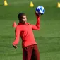 Pemain Paris Saint-Germain (PSG), Kylian Mbappe saat sesi latihan di Paris Barat, Prancis, Senin (17/9). PSG akan menghadapi Liverpool di Liga Champions pada 19 September 2018. (ANNE-CHRISTINE POUJOULAT/AFP)