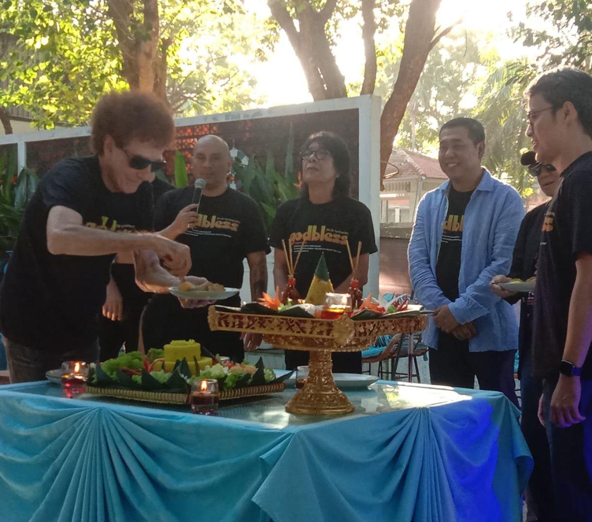 "Dulu kita rekaman tahun 70-an itu masih dua hingga empat track. Studio di Indonesia yang paling banyak tracknya cuma satu yaitu angkasa studio, tapi mixernya juga masih mixer radio, iya terbatas tapi semangat kita jalanin terus kita jaga, sampai syukur k
