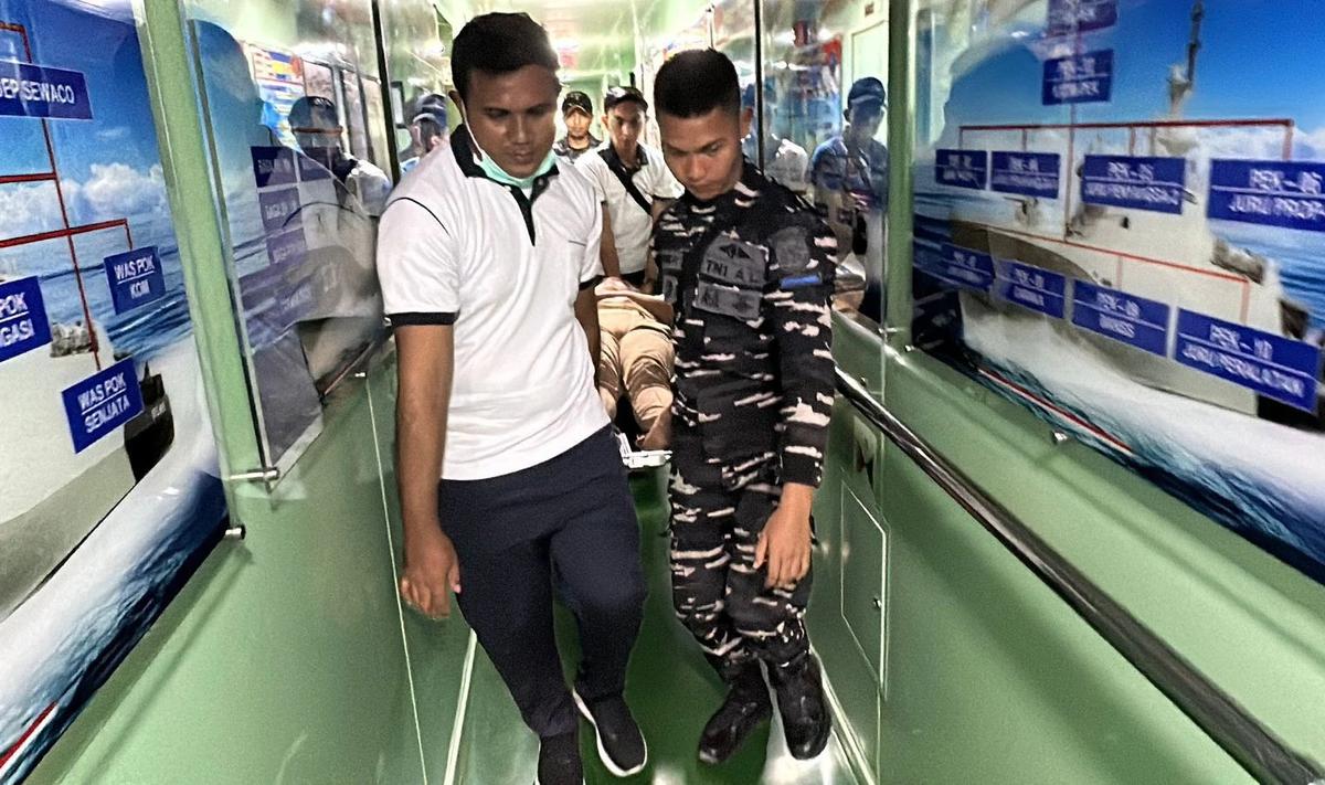 FOTO: TNI AL Evakuasi Korban Kecelakaan Kapal di Perairan Pulau Talise