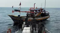 KKP kembali tangkap 1 kapal asing asal Malaysia yang melakukan illegal fishing di Wilayah Selat Malaka dan mengamankan 6 kapal ikan Indonesia yang melanggar ketentuan di WPPNRI 712 Laut Jawa dan di WPPNRI 573 Teluk Kupang. (Dok KKP)