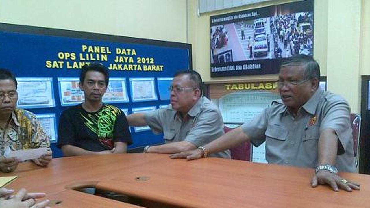 Pengurus angkot KWK kasih uang solidaritas ke Jamal