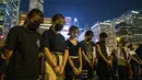 Sejumlah mahasiswa saat menghadiri rapat umum di Edinburgh Place di Hong Kong (22/8/2019). Pemimpin mahasiswa Hong Kong memboikot perkuliahan selama dua minggu. (AFP Photo/Anthony Wallace)