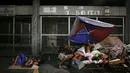 Sejumlah warga tidur di pinggir jalan di kawasan Tondo, Manila, Selasa (18/10). Banyak warga Filipina memilih tidur di jalan dan meninggalkan rumah mereka karena khawatir menjadi sasaran terkait operasi anti-narkoba Duterte. (REUTERS/Damir Sagolj)