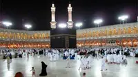Suasana sekitar Ka'bah di Masjidil Haram, Mekkah, Minggu (25/10). Calon haji Indonesia akan mulai masuk Makkah 1 November mendatang.(Antara)