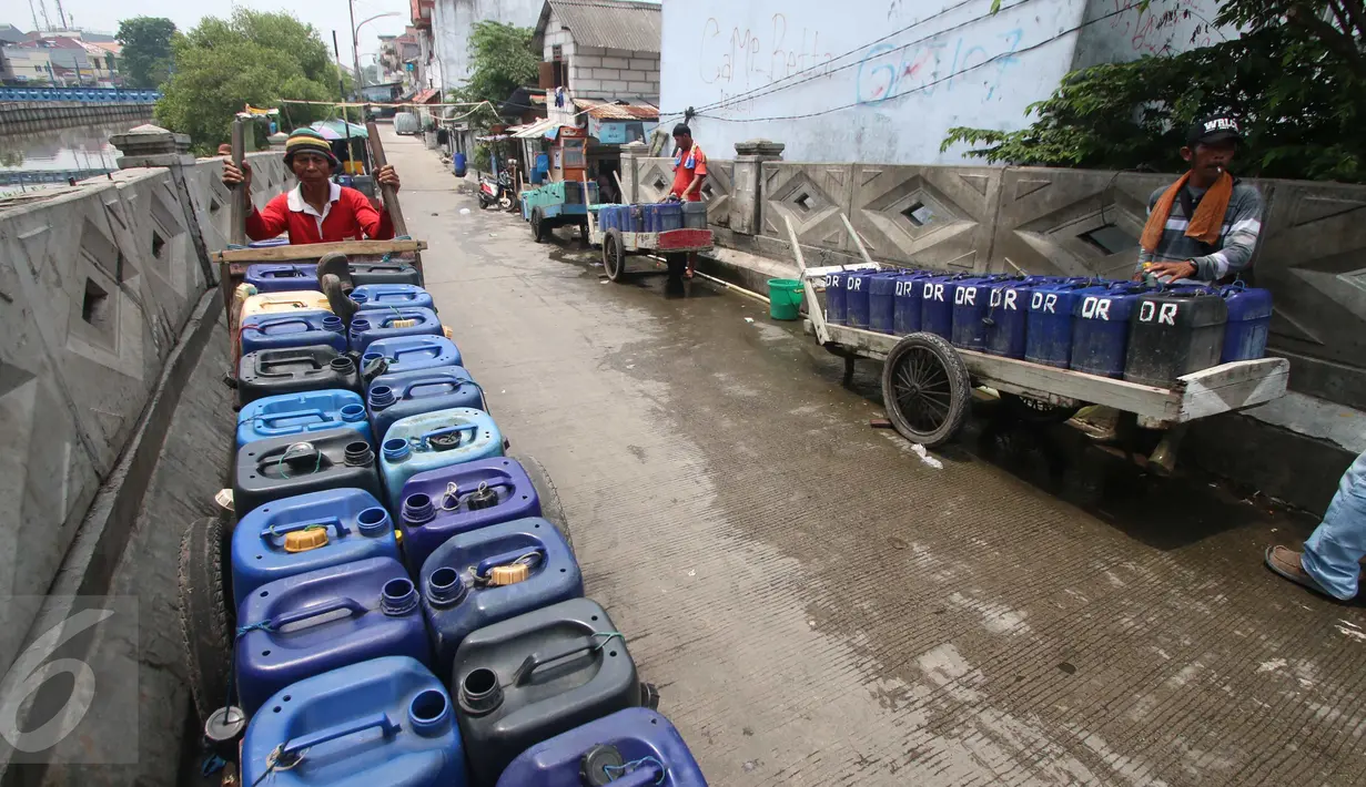 Penjual air memarkir gerobaknya untuk mengisi air bersih di Jakarta, Rabu (30/11). Air yang dijual 10 ribu per dirigen tersebut banyak dibutuhkan warga di pesisir Jakarta dikarenakan sulitnya mendapatkan air bersih. (Liputan6.com/Angga Yuniar)