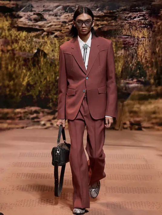 Berlaga di Paris Fashion Week, Raihan tampil mempresentasikan koleksi AW 24 Louis Vuitton. Ia tampak mengenakan jas bernuansa bata yang begitu edgy. [Foto: Instagram/ raihanfahrizal_]