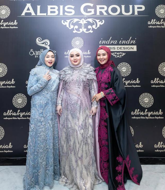 5. Hijab senada berwarna biru keabu-abuan dikenakan rapi, dipadukan dengan aksesori kalung choker bernuansa silver yang memperkuat kesan mewah dan modern.