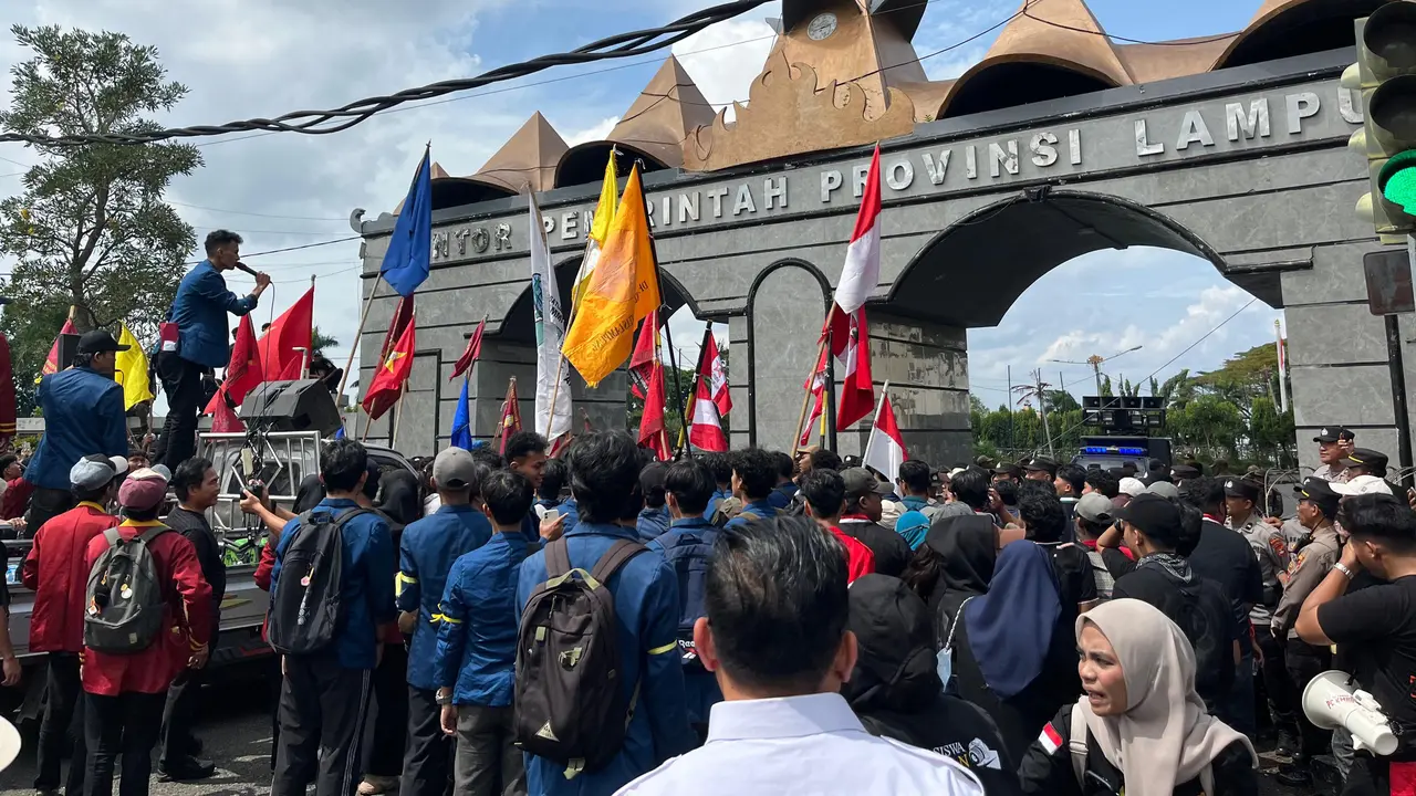 Ratusan Mahasiswa Kepung Kantor Pemprov Lampung, Desak Presiden Penuhi 6 Tuntutan Ini