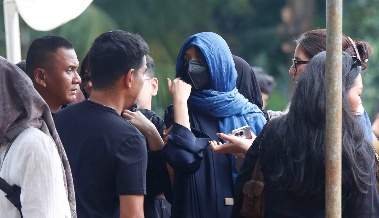 Istri dari Oxavia Aldiano atau lebih dikenal dengan nama Vidi Aldiano saat mengikuti prosesi pemakaman suaminya di Tempat Pemakaman Umum (TPU) Tanah Kusir, Jakarta, Minggu (8/3/2026). (Kapanlagi.com/Budy Santoso)