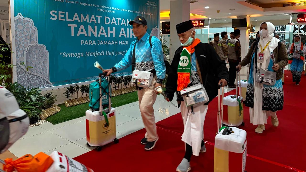 357 Jemaah Kloter Terakhir Disambut Karpet Merah di Bandara Adi Soemarmo Solo