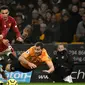 Pemain Liverpool Alex Oxlade-Chamberlain (kiri) menggiring bola melewati pemain Wolverhampton Wanderers Jonny pada pertandingan Liga Inggris di Molineux Stadium, Wolverhampton, Inggris, Kamis (23/1/2020). Liverpool menang 2-1. (AP Photo/Rui Vieira)