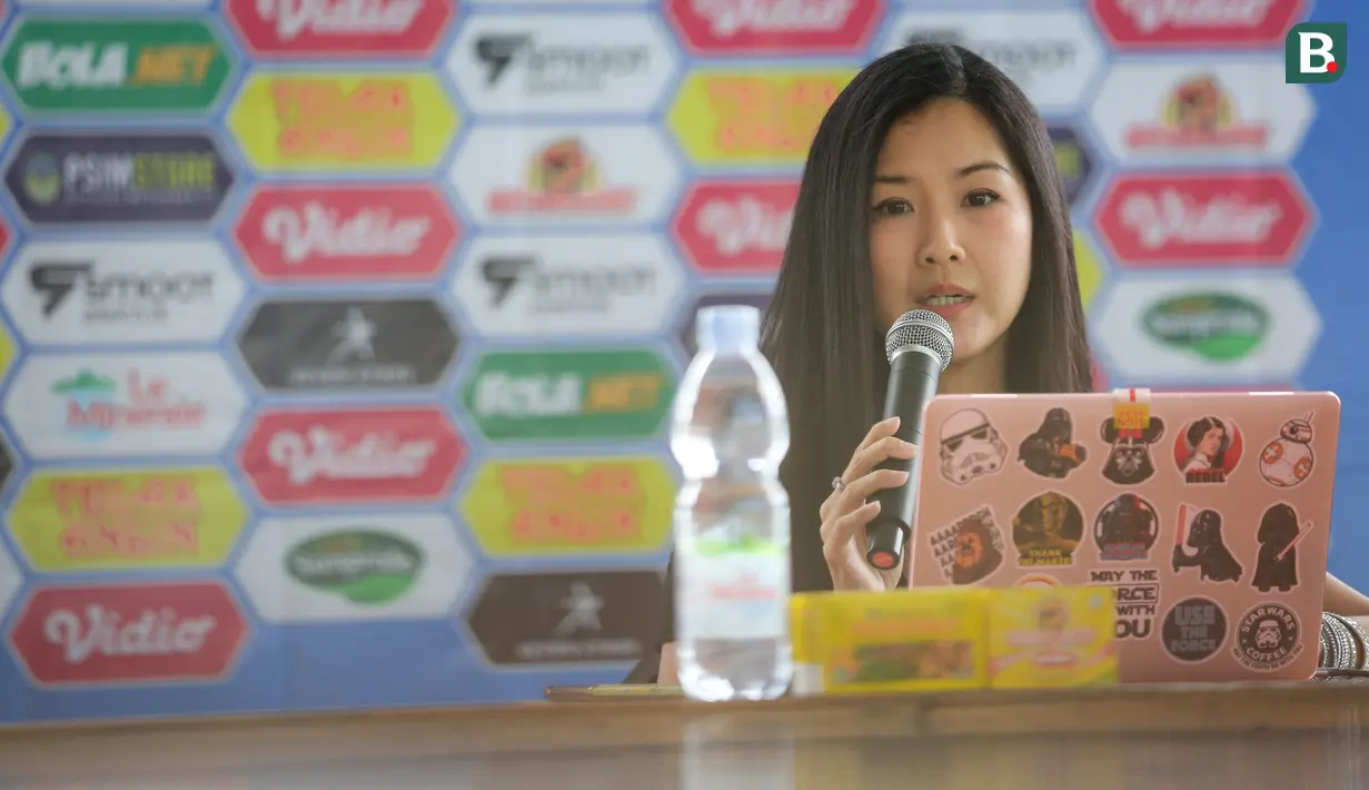 Direktur Bisnis PSIM Yogyakarta, Liana Tasno memberikan pernyataan saat konferensi pers sponsor PSIM Yogyakarta 2022 di Wisma PSIM Yogyakarta, Sabtu (13/08/2022). (Bola.com/Bagaskara Lazuardi)