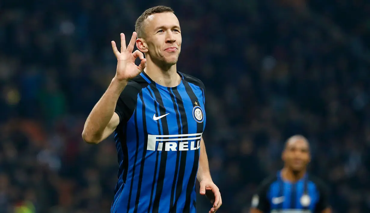 Pemain sayap Inter Milan, Ivan Perisic berselebrasi setelah berhasil mencetak gol ke gawang Chievo Verona  pada laga ke-15 Serie A, di Stadion San Siro, Minggu (3/12). Perisic mencetak hat-trick dari kemenangan telak 5-0. (AP/Antonio Calanni)