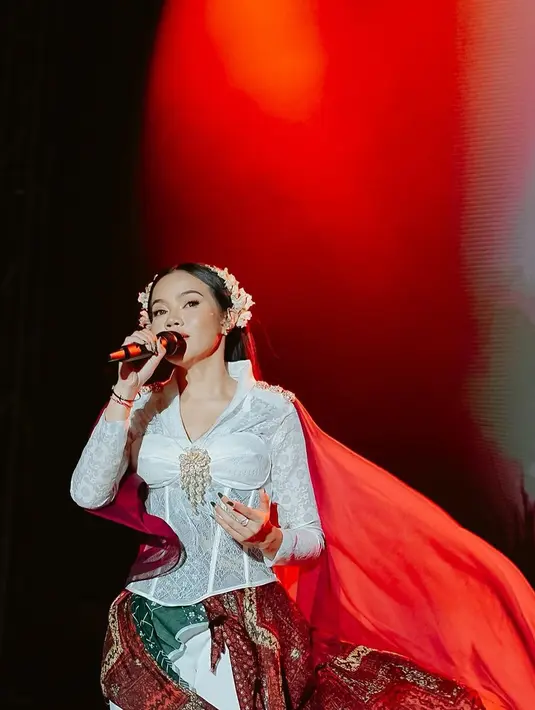 Yura Yunita juga menjadi salah satu selebritas tanah air yang turut mengunggah foto dirinya di atas panggung mengenakan busana adat yang telah dimodernisasi. Dalam sebuah foto yang epic, Yura tampil dengan atasan berbentuk corset putih dengan sentuhan bros di bagian tengah dadanya. Penampilannya ini dipadu dengan kain bernuansa merah sebagai bawahan dan ia juga mengenakan kain merah sebagai cape. Keseluruhan penampilannya dipermanis dengan headpiece dan berbagai aksesori seperti anting, gelang, dan cincin yang dikenakannya.