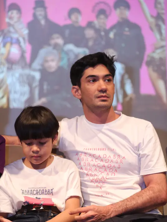 Film 'Abracadabra', Reza Rahadian saat ditemui di XXI Plaza Indonesia, Jakarta Pusat, Rabu (8/1/2020). (Adrian Putra/Fimela.com)