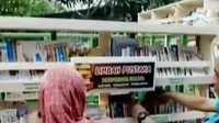Roro Hendarti yang dibantu keluarganya menyiapkan kendarannya untuk disulap menjadi perpustakaan keliling. (Liputan 6 SCTV)