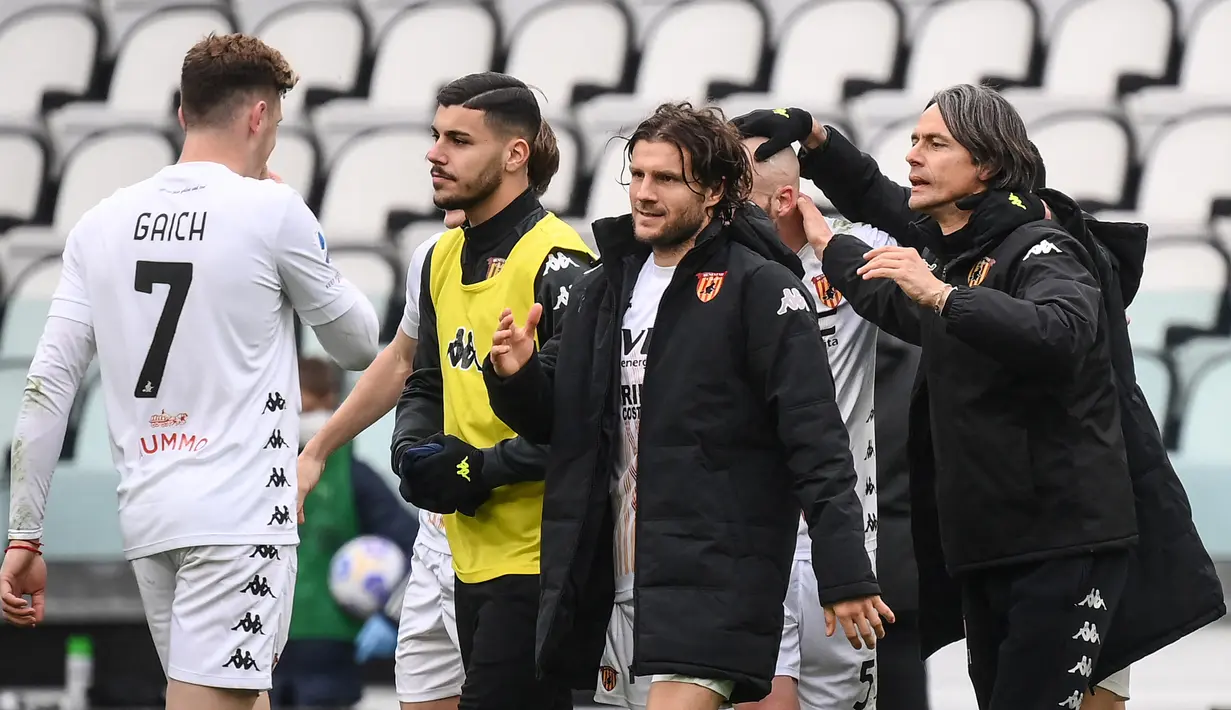 Manajer tim Benevento, Filippo Inzaghi (kanan) dan para pemain merayakan kemenangan 1-0 atas Juventus usai berakhirnya laga lanjutan Liga Italia 2020/2021 pekan ke-28 di Allianz Stadium, Turin, Minggu (21/3/2021). (LaPresse via AP/Marco Alpozzi)