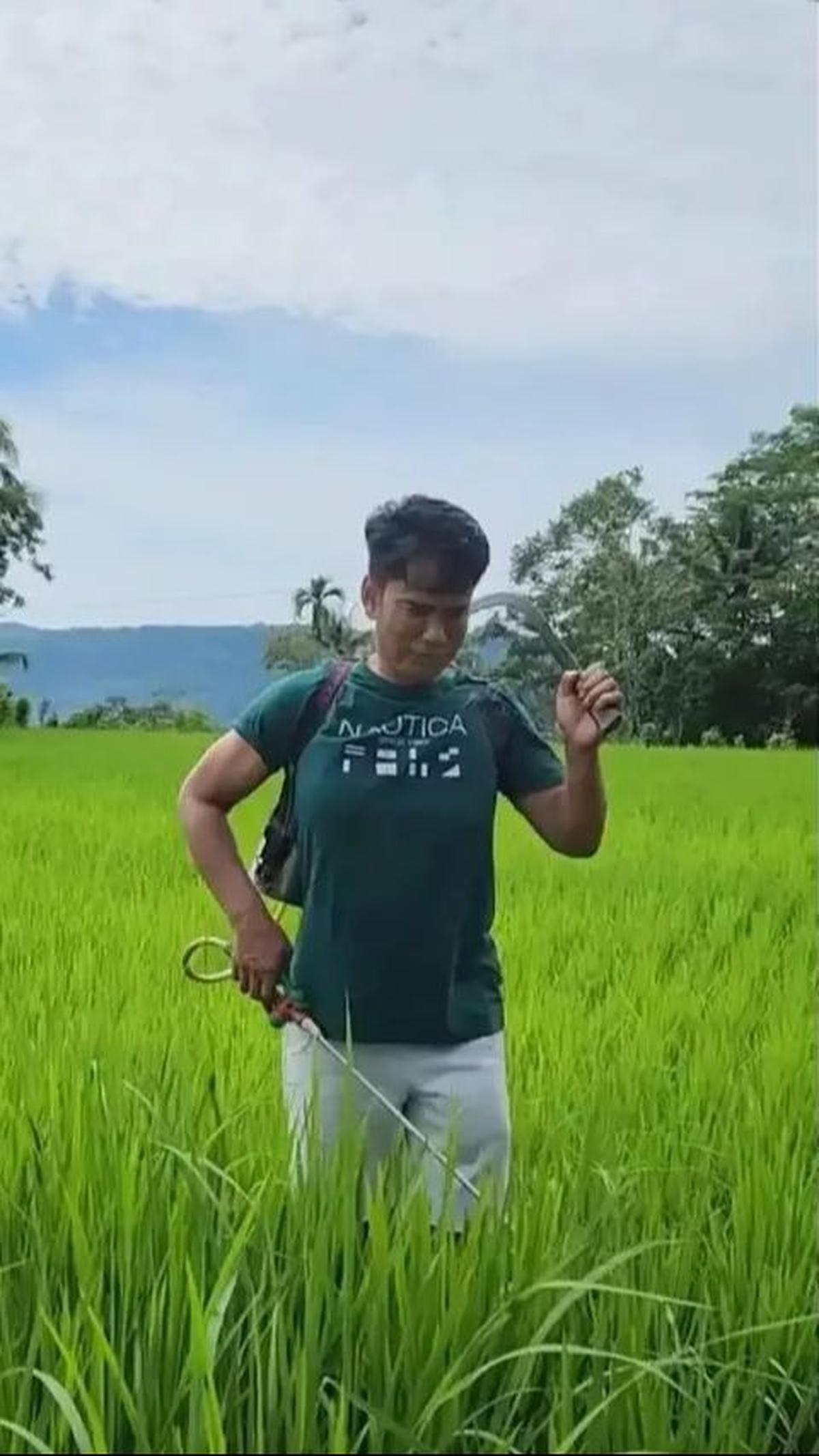 Menurut laporan yang dirangkum dari akun Instagram @ayah_kejora, kehidupan sehari-hari Endang penuh dengan kegiatan yang sangat bertolak belakang dengan dunia hiburan yang penuh kilauan.<br>