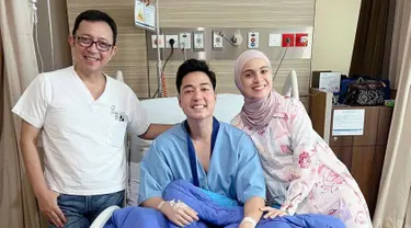 Sejak dua tahun lalu, suami dari Nycta Gina sudah menjalani berbagai perawatan, ia menceritakan pengalamannya tersebut dalam keterangan Instagramnya usai menjalani operasi. Menyebut sebagai kado terindah pada akhir tahun ini ia pun merasa lega tanpa harus merasakan sakit lagi. (Liputan6.com/IG/@missnyctagina)