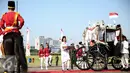 Pasukan paskibraka membawa duplikat bendera pusaka dari Monumen Nasional menuju Istana di Jakarta, Rabu (17/8). Kegiatan tersebut dalam rangka memperingati HUT RI ke-71. (Liputan6.com/Faizal Fanani)