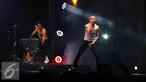 Penampilan Macklemore & Ryan Lewis di We The Fest (WTF) 2016, Senayan, Jakarta, Sabtu (13/8). Ribuan penonton tampak antusias menyaksikan penampilan grup asal Amerika itu. (Liputan6.com/Herman Zakharia)