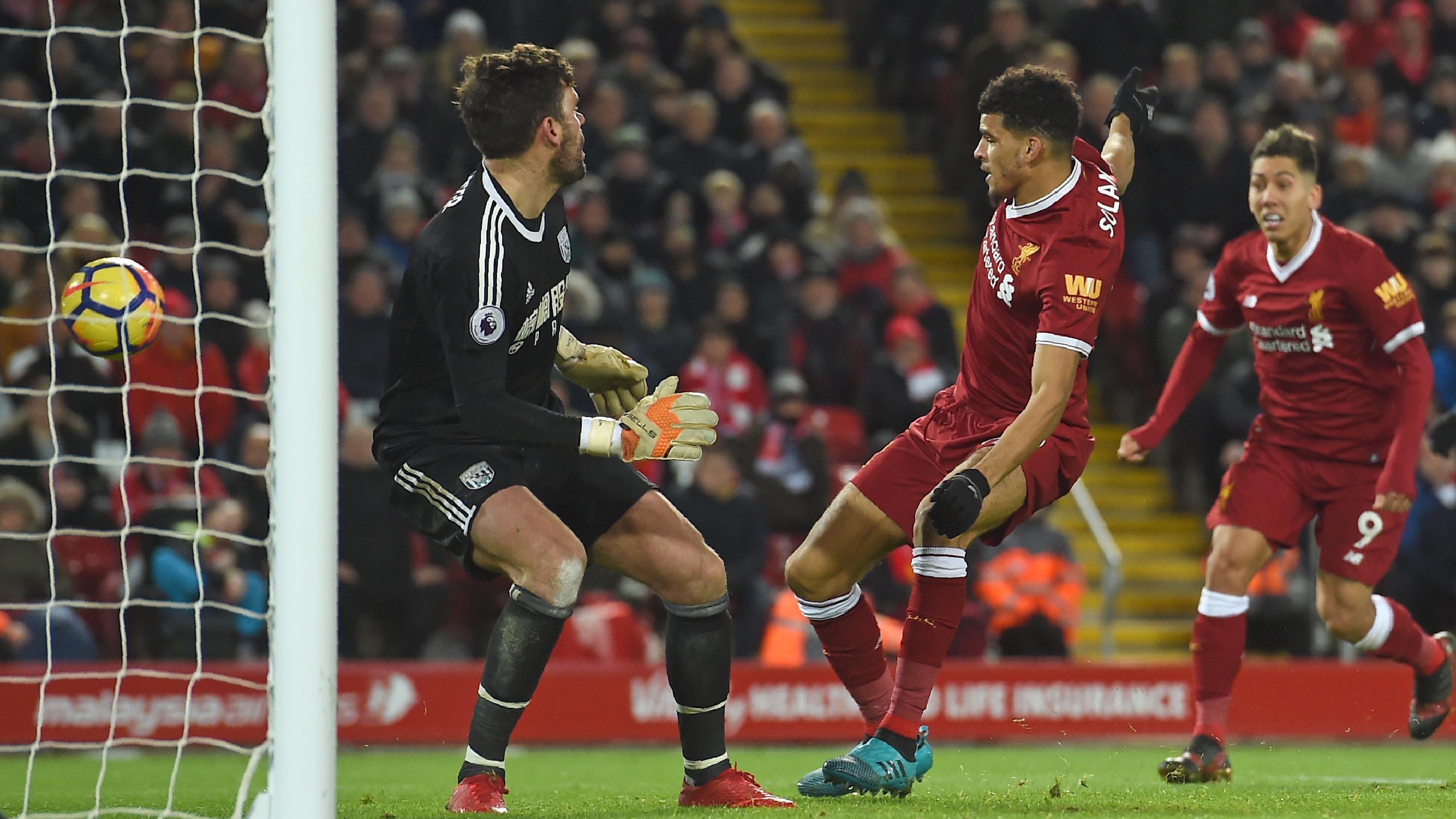 Pemain Liverpool, Dominic Solanke (tengah) gagal mecetak gol saat berhadapan dengan kiper West Bromwich pada lanjutan Premier League di Anfield, Liverpool, (13/12/2017). Liverpool bermain imbang 0-0. (AFP/Paul Ellis)