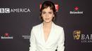 Aktris Emma Watson berpose saat menghadiri BAFTA Los Angeles Awards Season Tea Party di Four Season Hotel di Beverly Hills, California, (6/1). Emma Watson tampil kasual dengan kemeja putih, celana dan sepatu hitam. (AFP Photo/Chris Delmas)