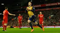 Gelandang Arsenal, Aaron Ramsey melakukan selebrasi usai mencetak gol kegawang Liverpool pada lanjutan Liga Inggris di stadion Anfield, Inggris (14/1/2016). Liverpool bermain imbang dengan Arsenal dengan skor 3-3. (Reuters/Phil Noble)