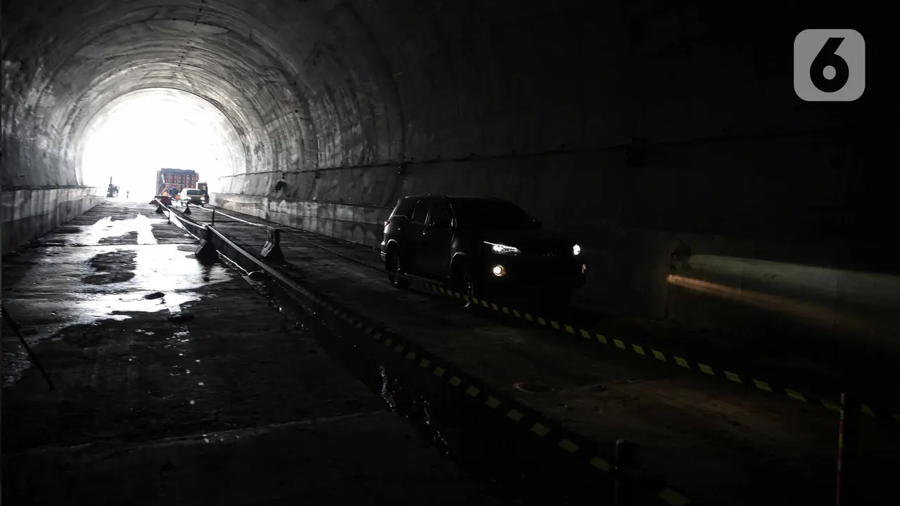 FOTO: Memantau Progres Proyek Tunnel 6 Kereta Cepat Jakarta - Bandung