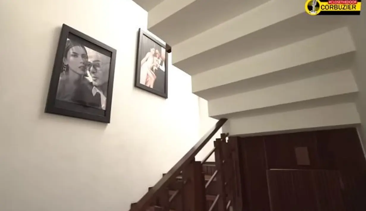 Di dindang di sepanjang tangga di kediaman Deddy Corbuzier di Bali ini ada banyak foto kebersamaan Deddy dan istrinya. (YouTube/Azka Corbuzier)