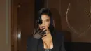 Bagaimana dengan penampilan luar biasa Kylie Jenner di sini dalam balutan dress hitam. Dress cut-out hitam yang menunjukkan sebagian tubuh bagian depannya ini sempurna berbaur dengan makeup dan tatanan rambutnya. [Foto: Instagram/kyliejenner]
