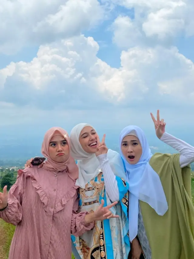 Bintang Love Story The Series SCTV melakukan syuting video greetings Ramadan 2022 (Foto: Instagram/@estapramanita)