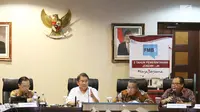 Menkominfo Rudiantara (kedua kiri) menyampaikan keterangan di Gedung Bina Graha, Jakarta, Selasa (17/10). Acara ini memaparkan pencapaian selama tiga tahun pemerintahan Jokowi-JK.  (Liputan6.com/Angga Yuniar)