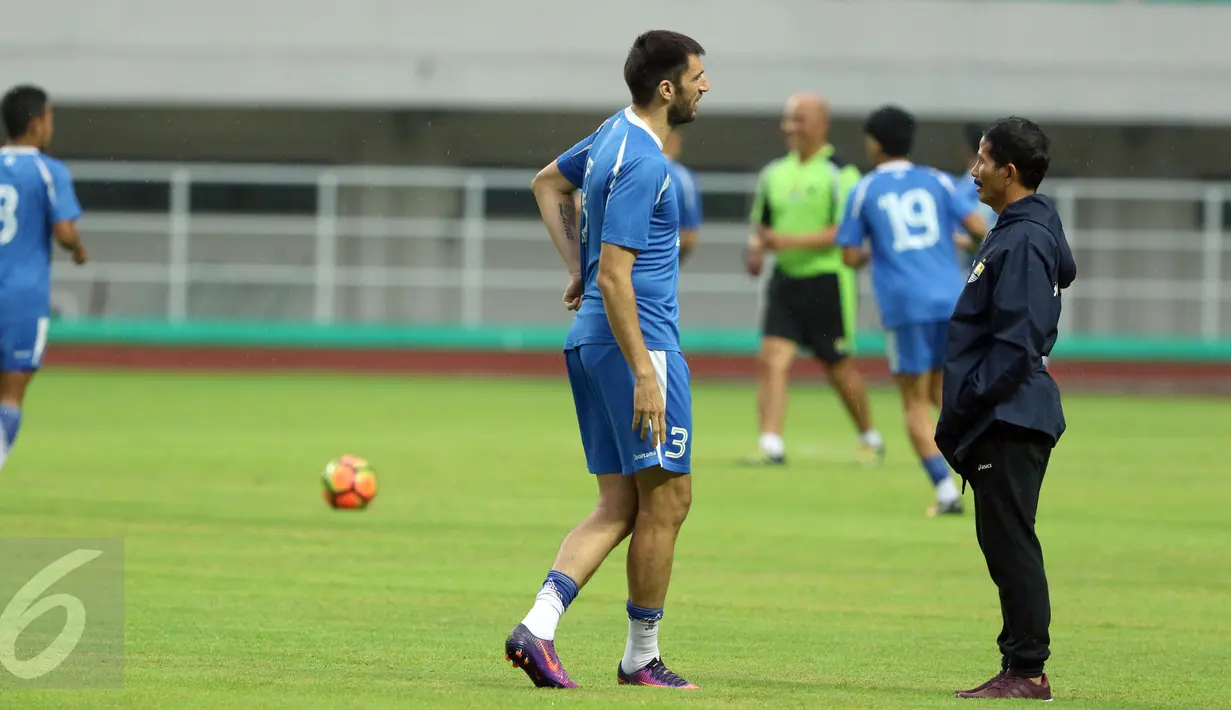 Pelatih Persib, Djajang Nurjaman berbincang dengan Vladimir Vujovic jelang latihan resmi laga perebutan tempat ketiga Piala Presiden 2017 melawan Semen Padang di Stadion Pakansari, Kab Bogor, Jumat (10/3). (Liputan6.com/Helmi Fithriansyah)