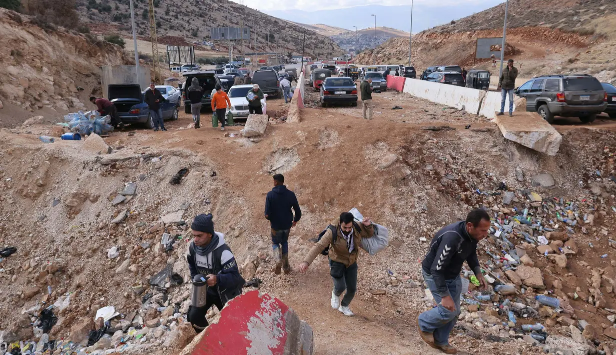 Badan Pengungsi PBB (UNHCR) mengeluarkan peringatan krisis pengungsi di Lebanon semakin memburuk, seiring puluhan ribu orang melarikan diri di tengah konflik yang sedang berlangsung. (Anwar AMRO/AFP)