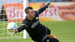 Kjell Peersman. Kiper berusia 18 tahun ini baru saja dipromosikan ke tim senior PSV dari tim U-21 pada awal musim 2022/2023. Namun ia sama sekali belum diturunkan di Eredivisie musim ini dan baru bermain bersama tim U-21 di Divisi II Liga Belanda sebanyak 6 laga dengan torehan 1 kali clean sheet dan kebobolan 10 gol. Sementara bersama Timnas Belgia ia baru melakukan debut dengan tim U-18 pada 28 Maret 2022. (psv.nl)