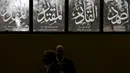 Agen Secret Service berjaga saat Presiden AS, Barack Obama mengunjungi masjid Islamic Society of Baltimore, Catonsville, Maryland, Rabu (3/2/2016). Ini kunjungan pertama Obama sejak dua periode menjadi Presiden. (REUTERS/Jonathan Ernst)