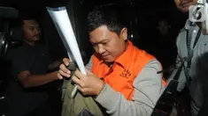 Chandra Safari dan Hendra Wijaya, pihak swasta penyuap Bupati Lampung Utara, mengenakan rompi oranye usai menjalani pemeriksaan di Gedung KPK, Jakarta, Selasa (8/10/2019). KPK menetapkan enam orang tersangka, termasuk Bupati Lampung Utara sebagai penerima suap. (merdeka.com/Dwi Narwoko)