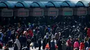Para penumpang terlihat memadati Stasiun Kereta Beijing, Selasa (2/2). Warga China ramai-ramai mudik ke kampung halamannya untuk menyambut Tahun Baru Imlek yang jatuh pada 8 Februari (Reuters/Kim Kyung-Hoon)