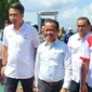 Calon Ketua Umum Badan Pengurus Pusat Himpunan Pengusaha Muda Indonesia (Caketum BPP HIPMI),  Bagas Adhadirgha saat menjemput Menteri Bahlil di Bandara Sentani Jayapura. (Liputan6.com/Katharina Janur/HIPMI Papua)