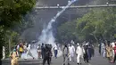 <p>Penangkapan Khan terjadi saat dirinya menghadiri persidangan di pengadilan tinggi Islamabad. Memicu bentrokan antara pendukungnya dan polisi. (AP Photo)</p>