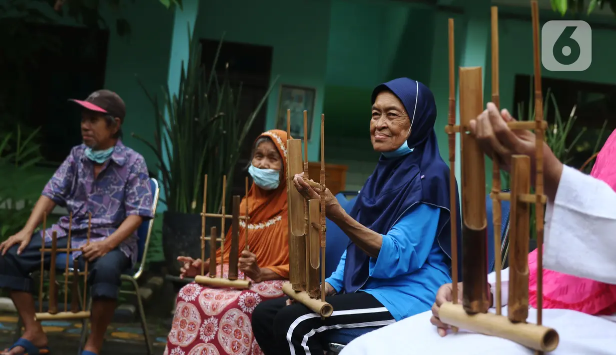 Sejumlah lansia mengikuti latihan angklung di Rumah Rehabilitasi Psikososial Dinas Sosial Kota Tangerang, Banten, Rabu (19/5/2021). Kegiatan berlatih angklung bagi lansia tersebut guna mengisi waktu luang sekaligus melatih motorik, auditori, dan sensorik para lansia. (Liputan6.com/Angga Yuniar)