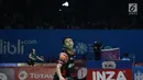 Pebulu tangkis tungal putra Indonesia, Jonatan Christie saat melawan Chou Tien Chen (Taiwan) di perempat final Indonesia Open 2019 di Istora Senayan, Jakarta, Jumat (19/7/2019). Jonatan Christie kalah 16-21, 21-18, 21-14. (Liputan6.com/Helmi Fitrhiansyah)